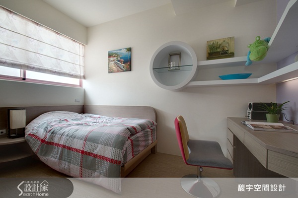 斜屋頂、格木窗、小煙囪加上鵝黃色牆面,新竹湖口有一